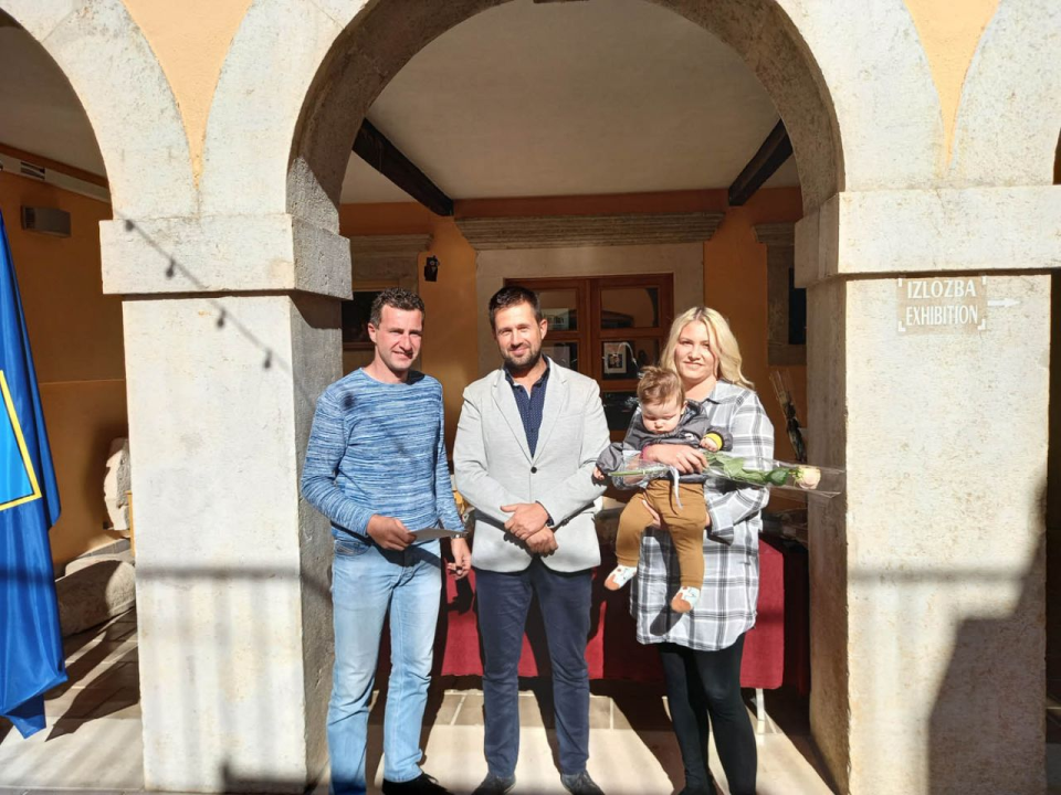 Potpore Općine Tisno za novovjenčane parove i novorođenu djecu: Po  jednu, tri, pet i sedam tisuća kuna