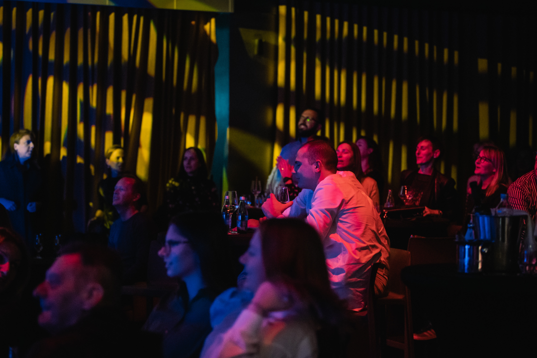 Natali Dizdar u ‘Arsenu’ u suzama otpjevala Arsenovu Zamijenit ću te gorim i proslavila 20 godina karijere