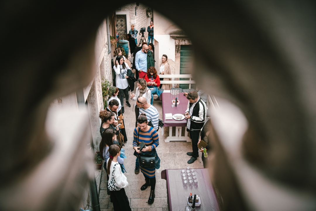 Od brudetože, priko buklije do dišpetože: Šibenski vodiči odličnom turom do suza nasmijali sugrađane 