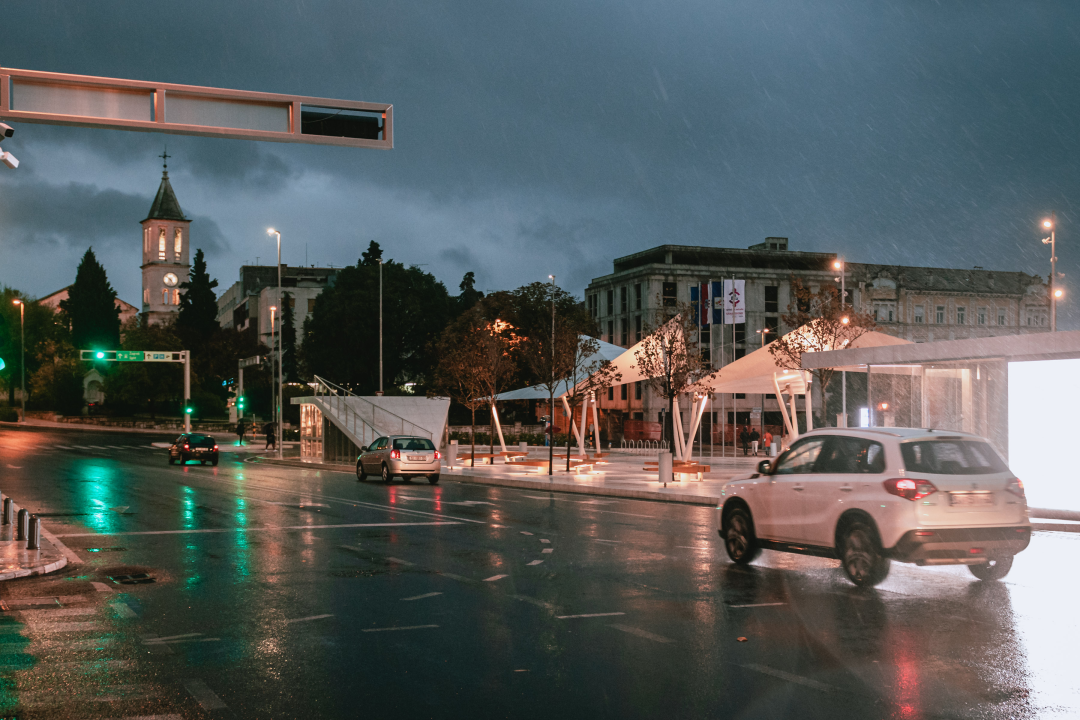 Kiša i jugo ispraznili grad: Prolaznika je malo, ali nekima ne smeta vožnja romobila po kiši