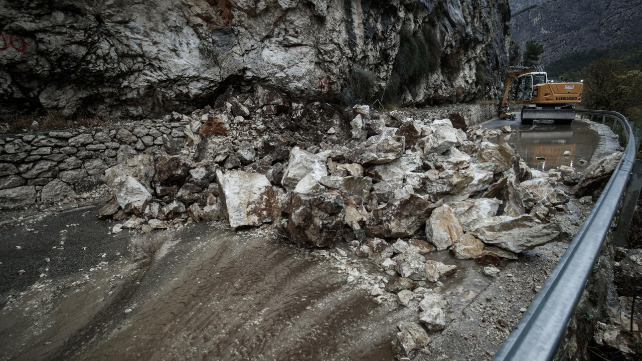 Morate ovo vidjeti: Tone kamenih gromada pale na cestu kod Omiša, srećom nije bilo auta