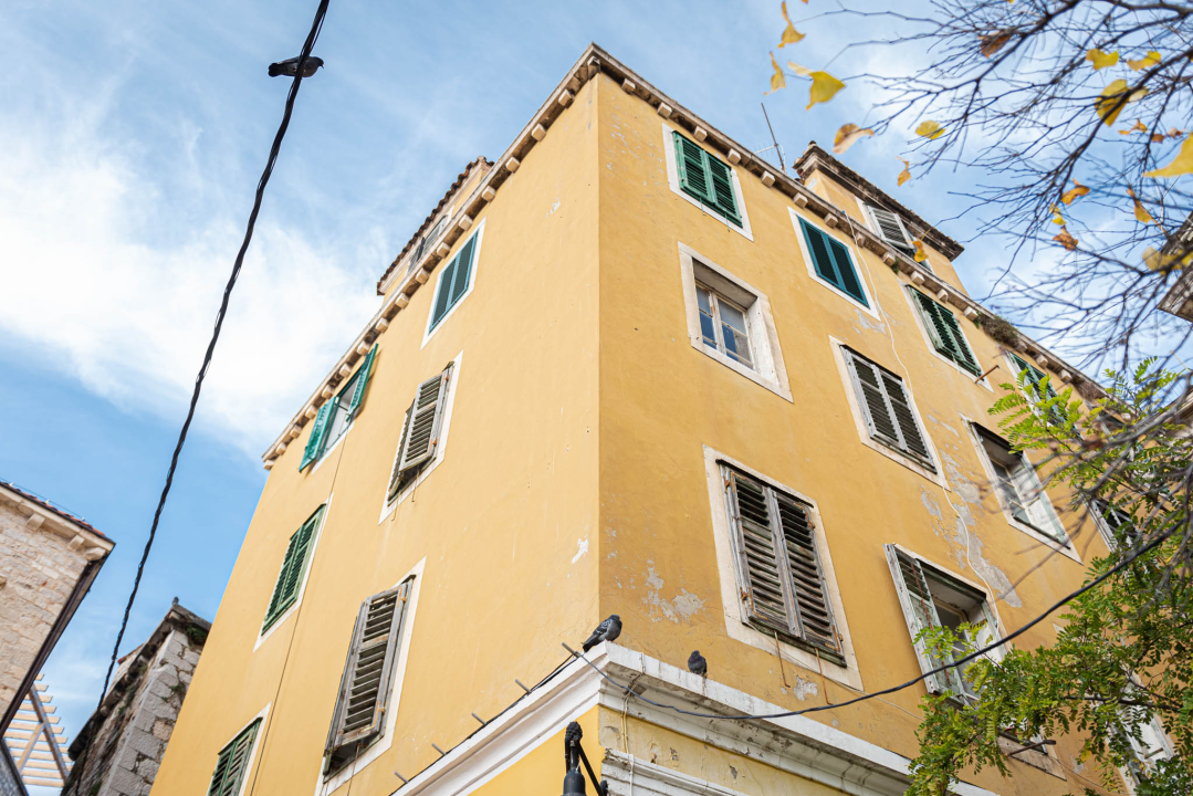 'Prozori propuštaju, otpadaju škure, urušava se strop': Na Meduliću je kritično, provjerili smo koje još zgrade u centru trebaju hitnu adaptaciju  