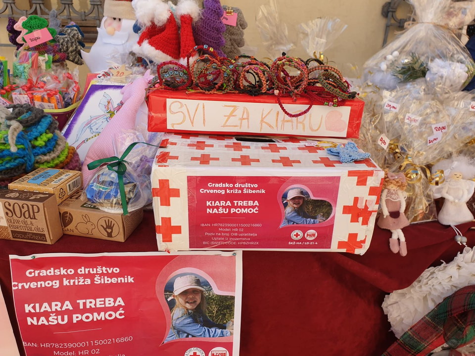 Počeo 'Božićni sajam za Kiaru' ispred kazališta: Dođite i pomognite!