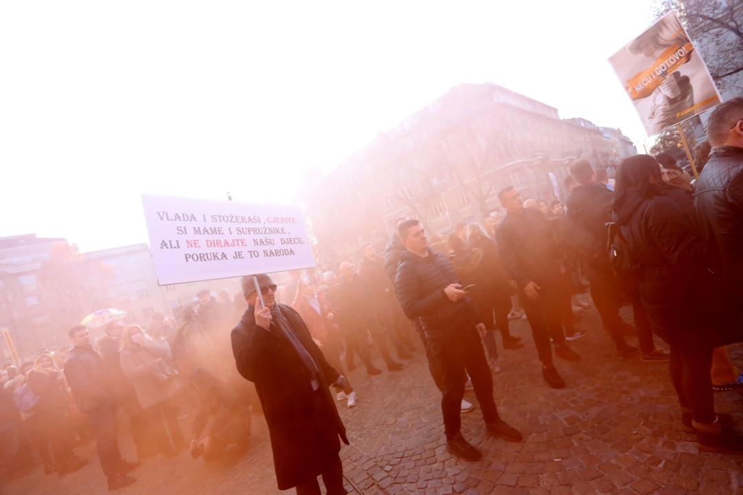Završio prosvjed u Zagrebu: Pogledajte atmosferu u Zagrebu, okupljene i transparente koje su nosili