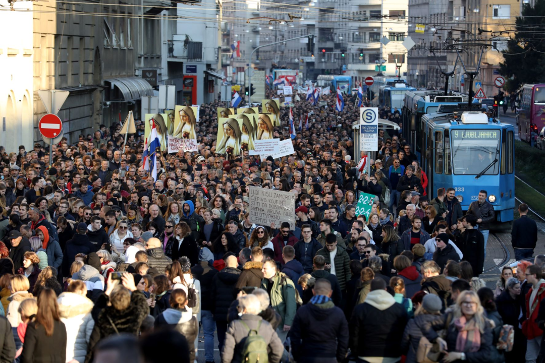 Završio prosvjed u Zagrebu: Pogledajte atmosferu u Zagrebu, okupljene i transparente koje su nosili