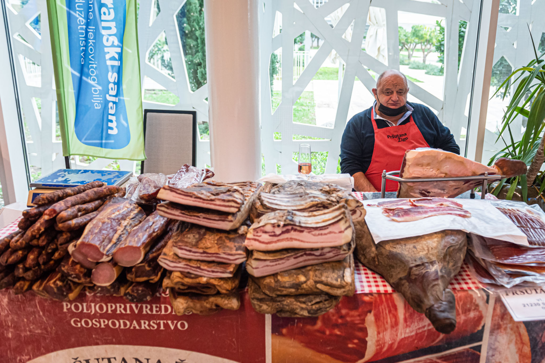 U Amadria parku otvoren Mediteranski sajam: Marijana Petir zaplesala linđo, a poseban hit je štand sa sirom Mercedes   