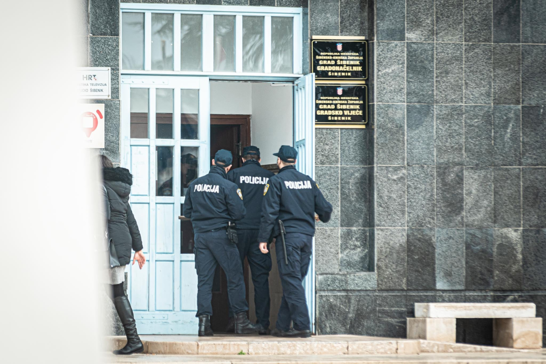 Lanac i katanac na vratima šibenske gradske uprave: 'Neka osjete kako je nama svaki dan'