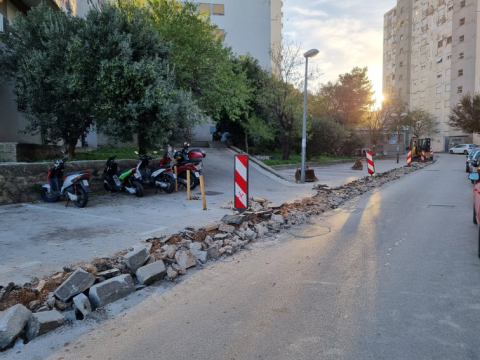 U Ulici branitelja Domovinskog rada opet započeli radovi: Uređuje se nogostup, parkirna mjesta i postavlja prometna signalizacija 
