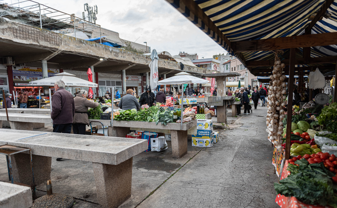 Ponuda ribe na peškariji u skladu s tmurnim danom: Ipak, za 50 kuna može se kupiti pet kila ribe, a ima i štriguna