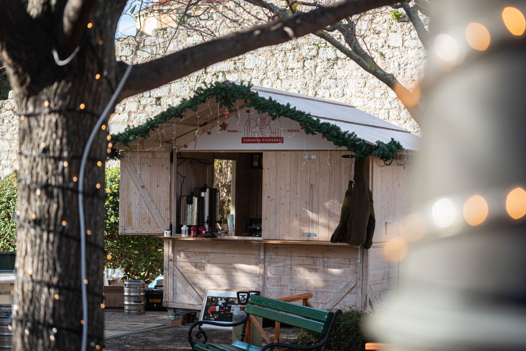Sve je spremno za Adventuru: Kućice u đardinu otvaraju u 17,  a koncert BluVinila počinje u 20 sati 