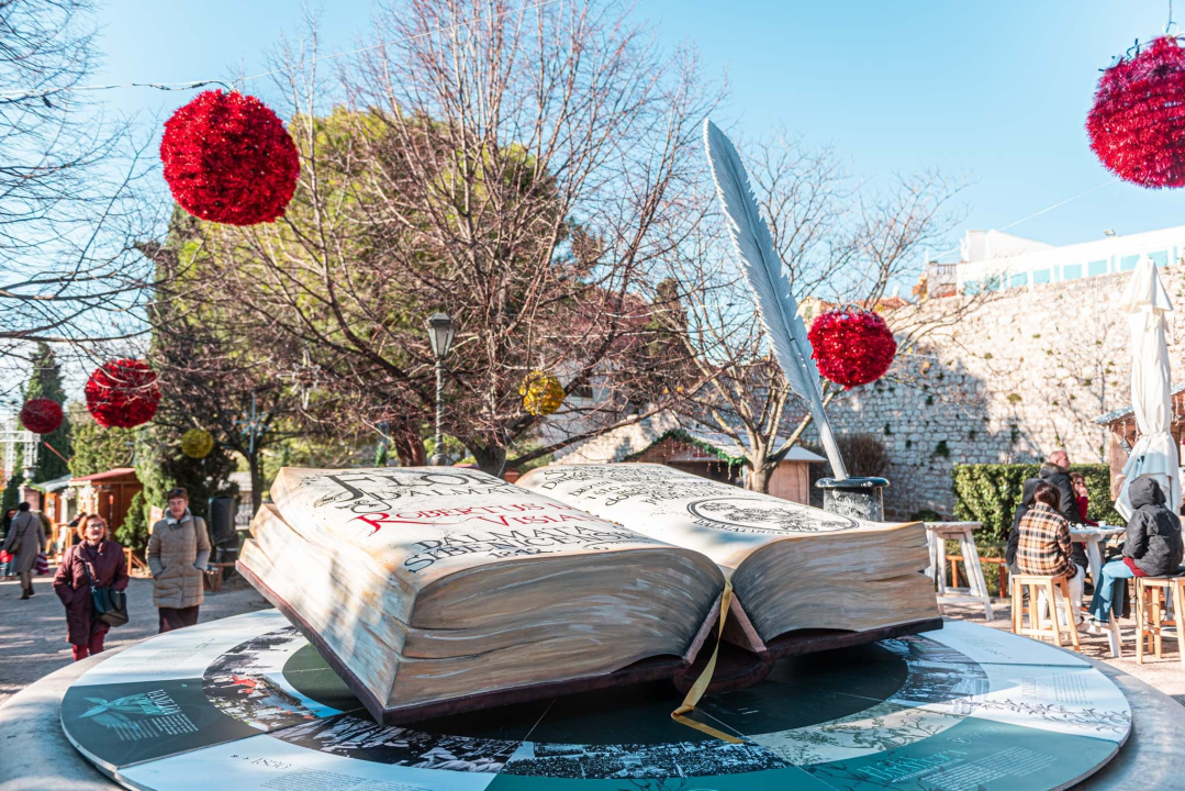 Najteže štivo u gradu: U parku otvorena 300 kila teška knjiga koju su šibenski umjetnici izrađivali više od 500 sati 