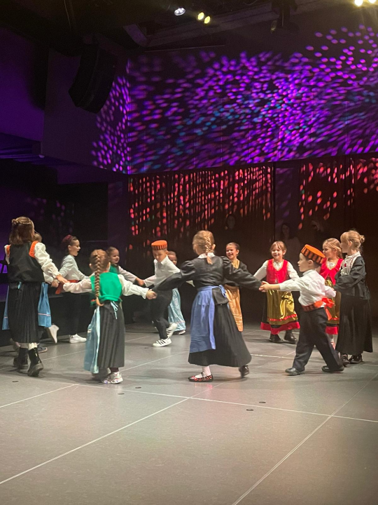 U Kući umjetnosti Arsen predstavljena slikovnica 'Božićne priče' iz DV Šibenske masline: 'Novac od prodaje ide Kiari' 