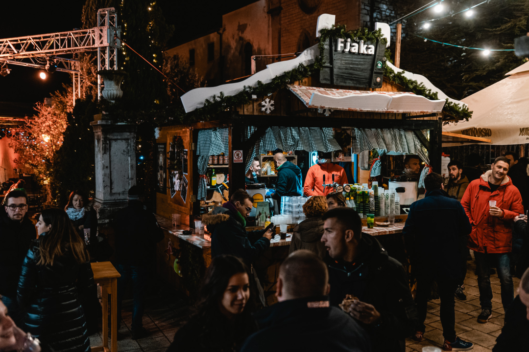 Kralj prvih plesova svojim baladama ugrijao srca Adventurista u Parkiću