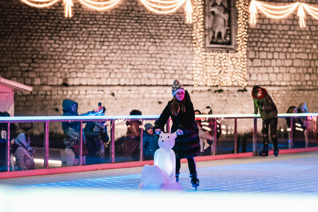 Bajkovito disco klizalište zvijezda na vrhu šibenske Adventure!