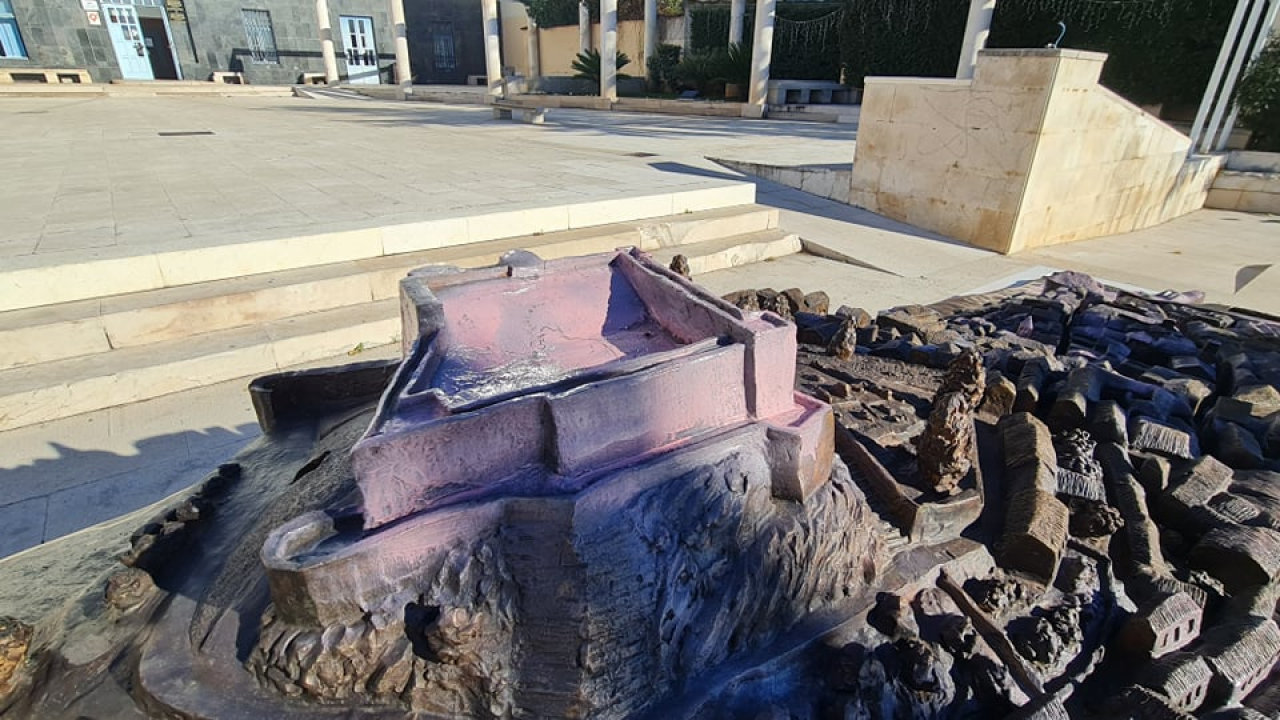 Neka budala išarala je ružičastom bojom brončani Vilin reljef Šibenika pred gradskom upravom 