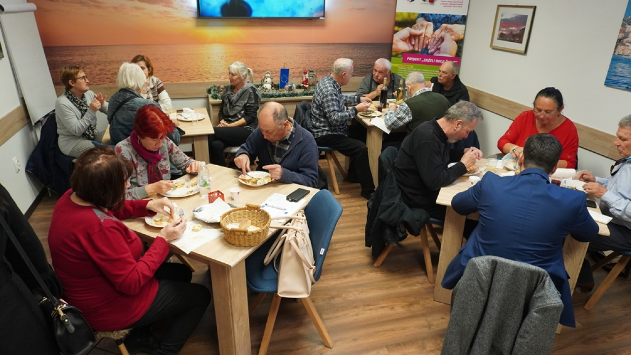 Danas se u Udruzi umirovljenika Krešimirova grada dobro jelo i pilo: Nagrađivani kuhar priredio pravu gozbu