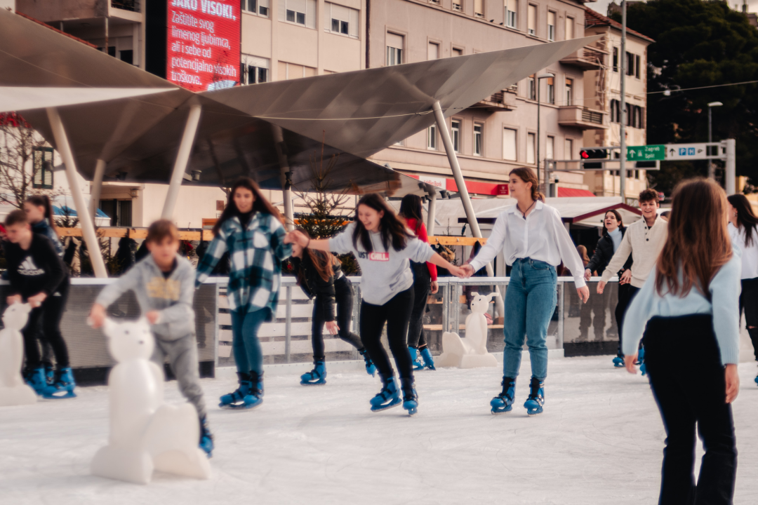 Vitićevo klizalište postalo omiljena jutarnja zabava šibenskih učenika