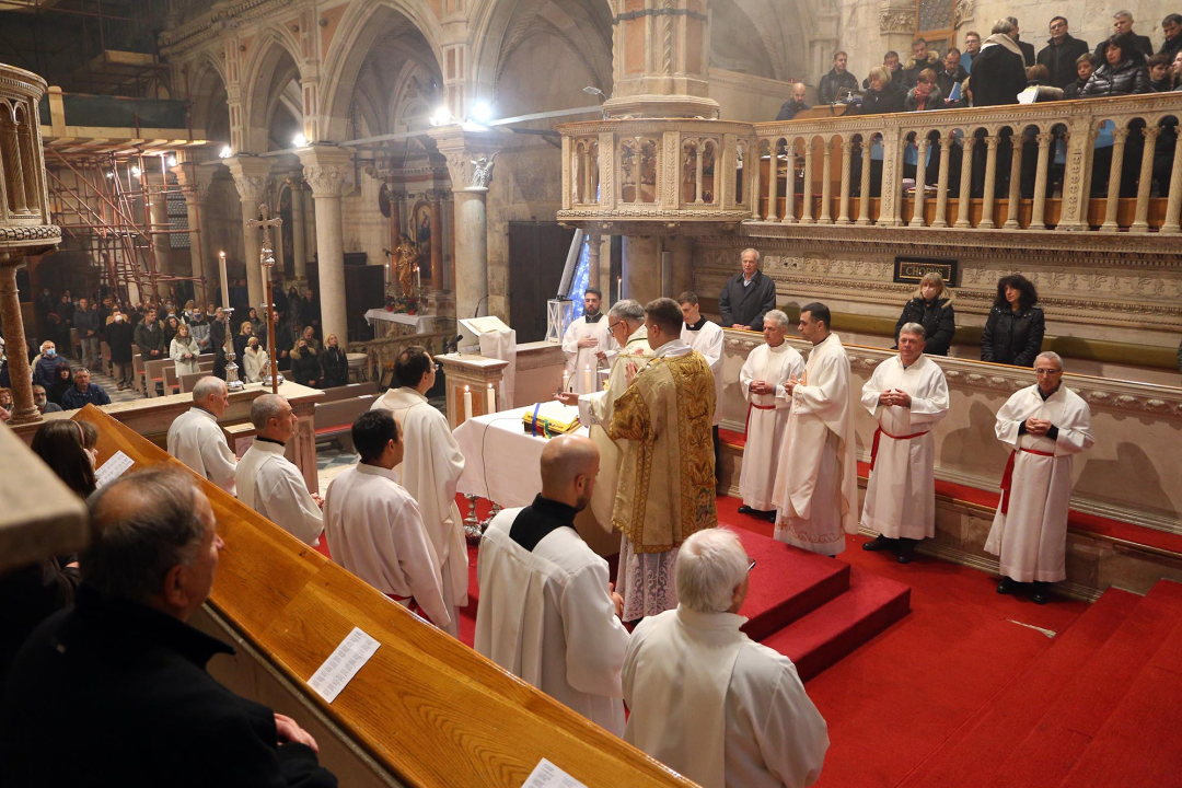 Polnoćku u katedrali predvodio biskup Tomislav Rogić, uz njega dubrovački biskup Roko Glasnović