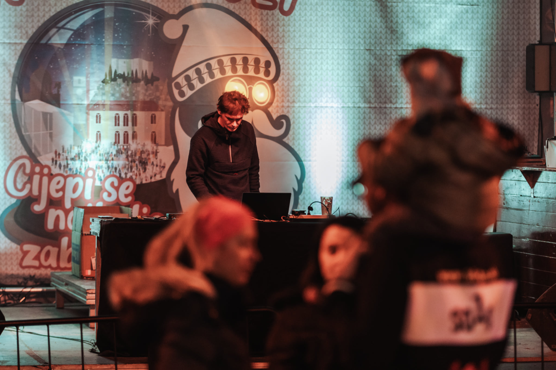 Elektronika u đardinu: Mirko Rak iliti Fikcio Monger počastio Šibenčane svojim 'full setom' na Adventuri 