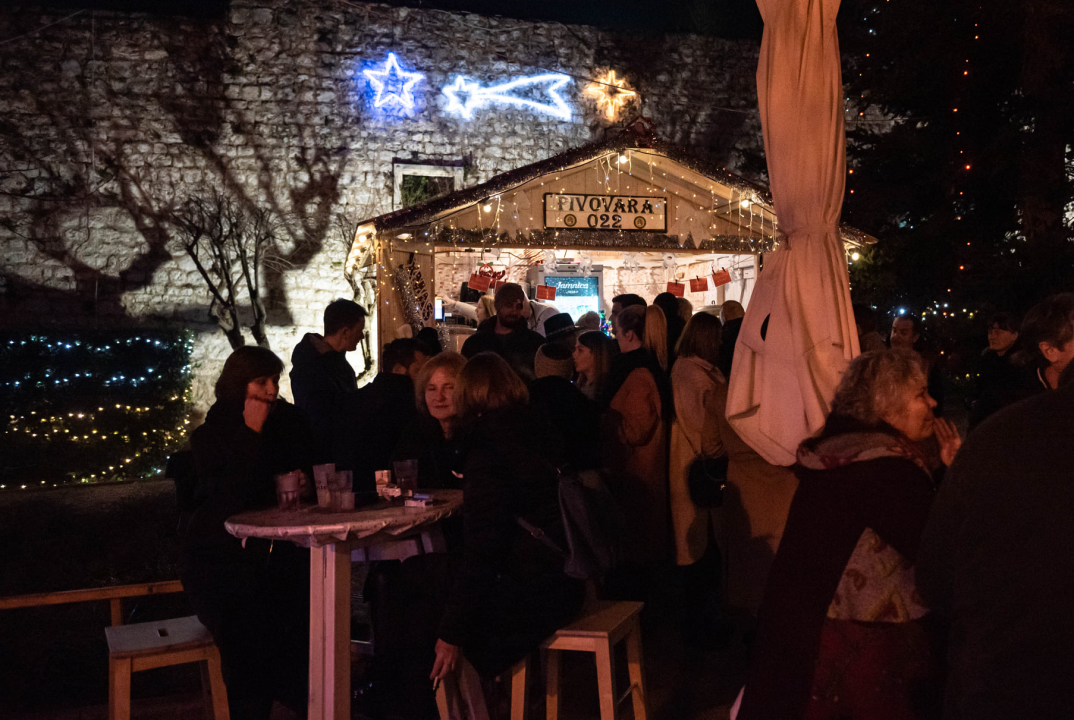 Disco Gimnazija u đardinu vratila Šibenčane u dobra stara vremena: Pogledajte kako je bilo 