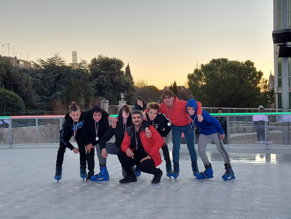 Održana 'Šibenska zimska Olimpijada': Pet ekipa odmjerilo snage na ledu, Jurini Jazavci pobijedili