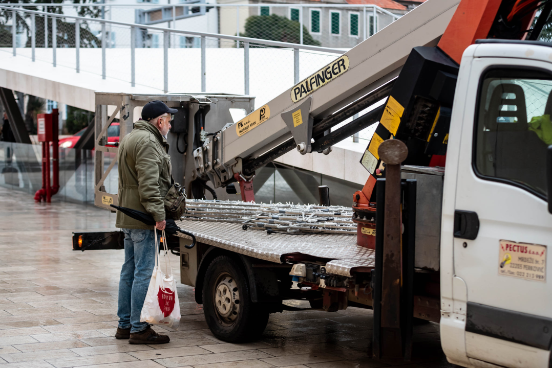 Odlazi jelka s Poljane, vraćamo se na neblagdanske postavke