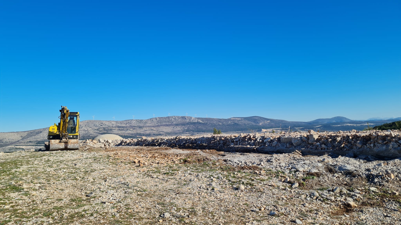 Poviše Šubićevca srušena stara vojna zgrada, bager ravna teren: 'Gradit će se kuća, u bunkerima će biti spavaonice'