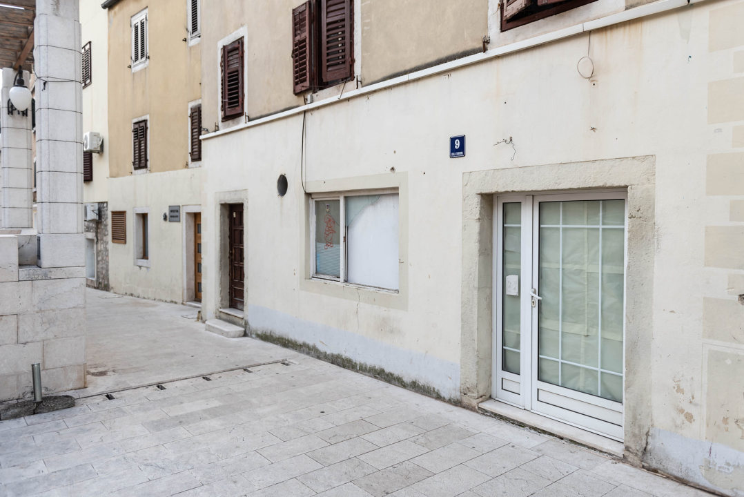 Grad ne zna što bi s Urbanim centrom: Samo ekipa na zidiću opstaje na Starom pazaru, cijeli niz prostora zjapi prazno