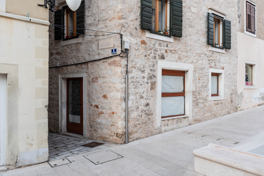 Grad ne zna što bi s Urbanim centrom: Samo ekipa na zidiću opstaje na Starom pazaru, cijeli niz prostora zjapi prazno