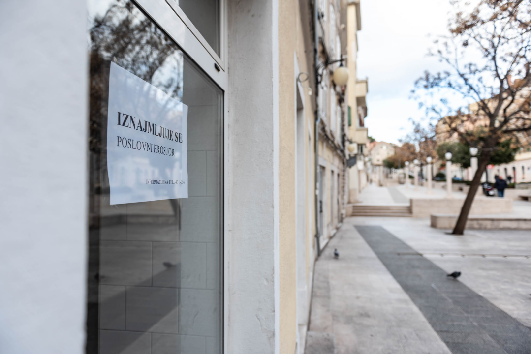 Grad ne zna što bi s Urbanim centrom: Samo ekipa na zidiću opstaje na Starom pazaru, cijeli niz prostora zjapi prazno