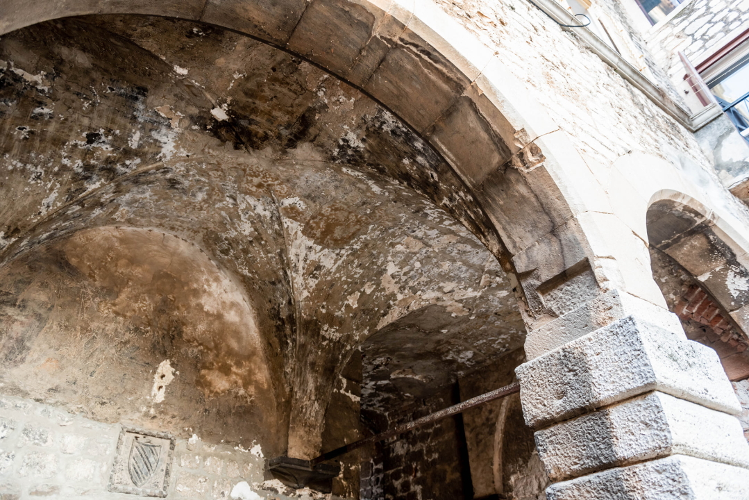 Počinje obnova najstarije šibenske ulice: Uskoro uređenje svodova srednjovjekovne kule kod bunara, starih grbova, kamena i freski 