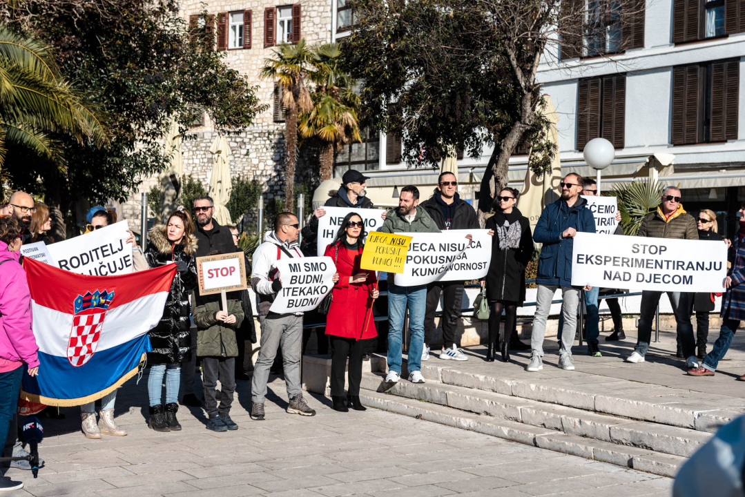 Opet prosvjedi protiv covid mjera: Antivaksersko društvo krenulo od Županije prema HZJZ-u  