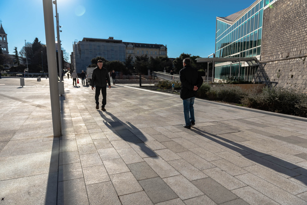 Stroj za čišćenje uništio dio kamenih ploča na Poljani: 'Bilo je sigurno da će se to dogoditi'