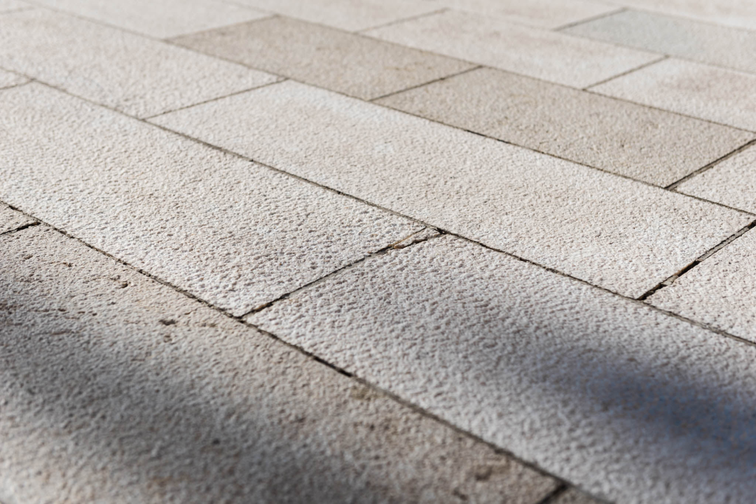 Stroj za čišćenje uništio dio kamenih ploča na Poljani: 'Bilo je sigurno da će se to dogoditi'