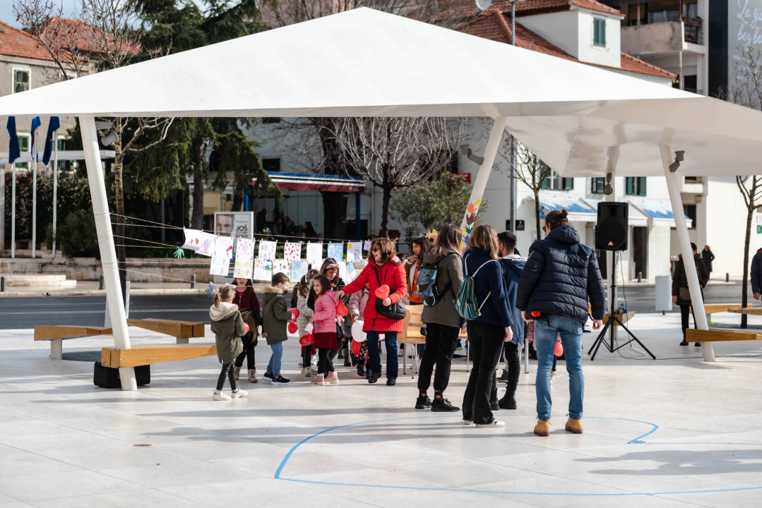 Kiša ubila romantiku Valentinova u Šibeniku: Na Poljani ruže, dječak Paško, nešto djece i slučajni prolaznici
