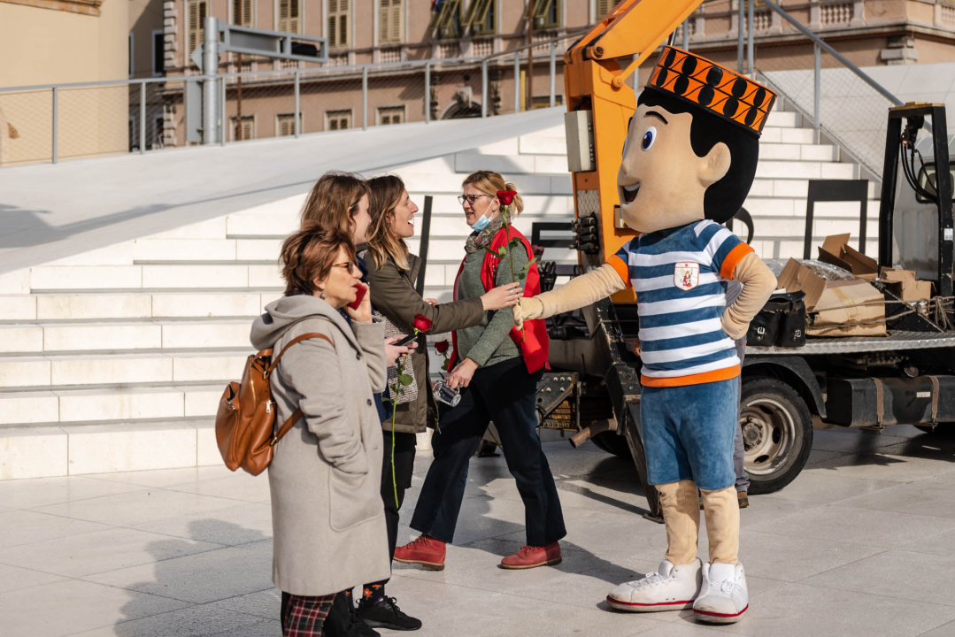 Kiša ubila romantiku Valentinova u Šibeniku: Na Poljani ruže, dječak Paško, nešto djece i slučajni prolaznici