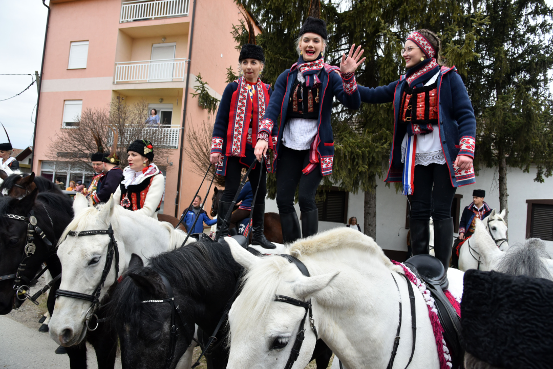 Više od 70 jahača projahalo Vinkovcima u 19. pokladnom jahanju