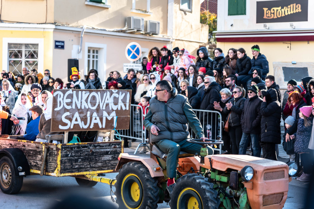 Bake opet napravile ludilo uz ‘Masturbatore s Murtera’, ‘Benkovački sajam’, liječnike i janjetinu