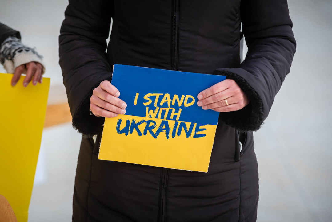 Tridesetak Šibenčana okupilo se na Poljani: Mirno se prosvjedovalo protiv rata u Ukrajini 