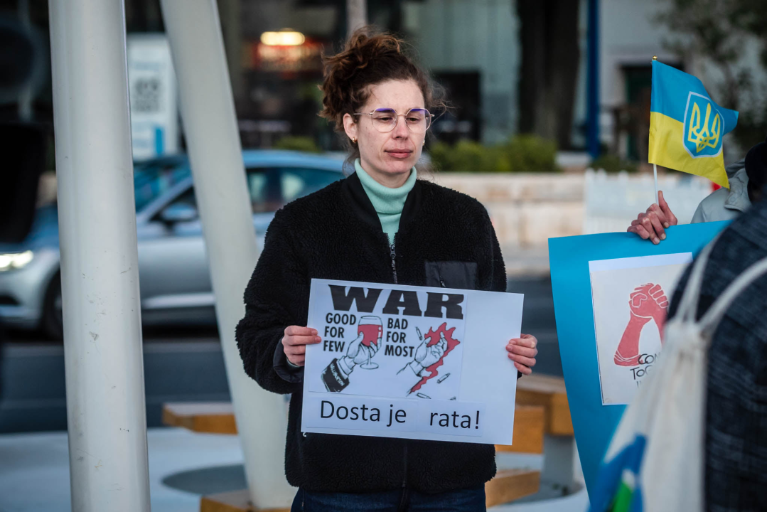 Tridesetak Šibenčana okupilo se na Poljani: Mirno se prosvjedovalo protiv rata u Ukrajini 