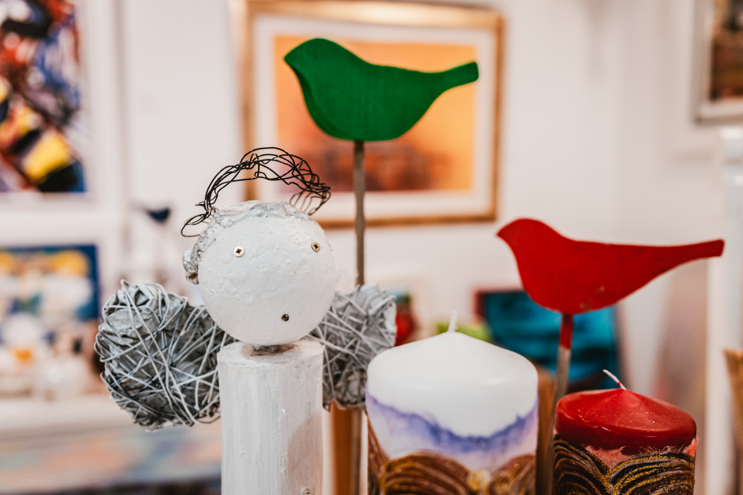 Galerija Juraj Dalmatinac u povodu Dana žena časti popustom na dizajnersku odjeću te Murtićeve i Vežine umjetnine