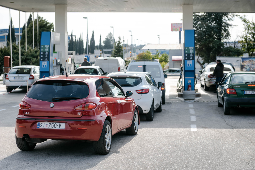 Gorivo od ponoći poskupljuje, gužve na benzinskim postajama u Šibeniku: Vlada objavila nove cijene