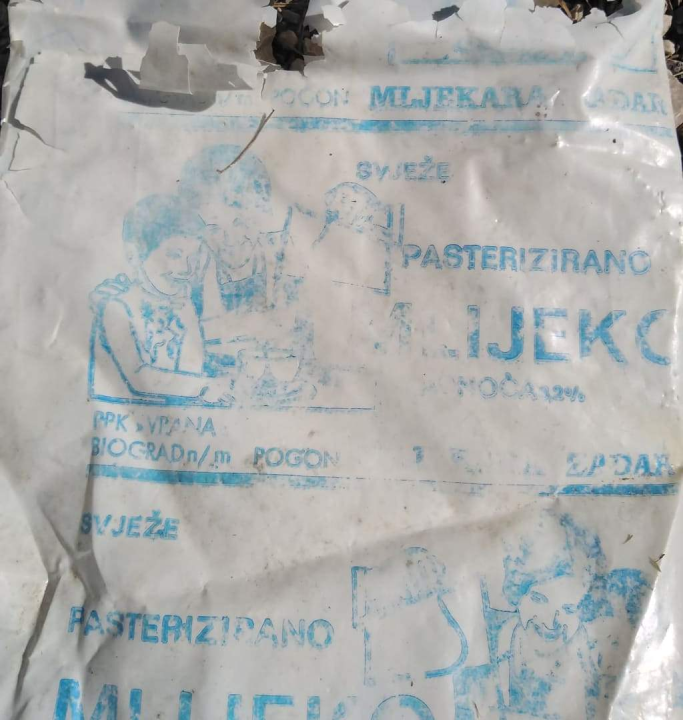 Nakon plastične čašice, na obalu kod Šibenika isplivala još jedna ambalaža iz davno ugašene Mljekare Zadar  