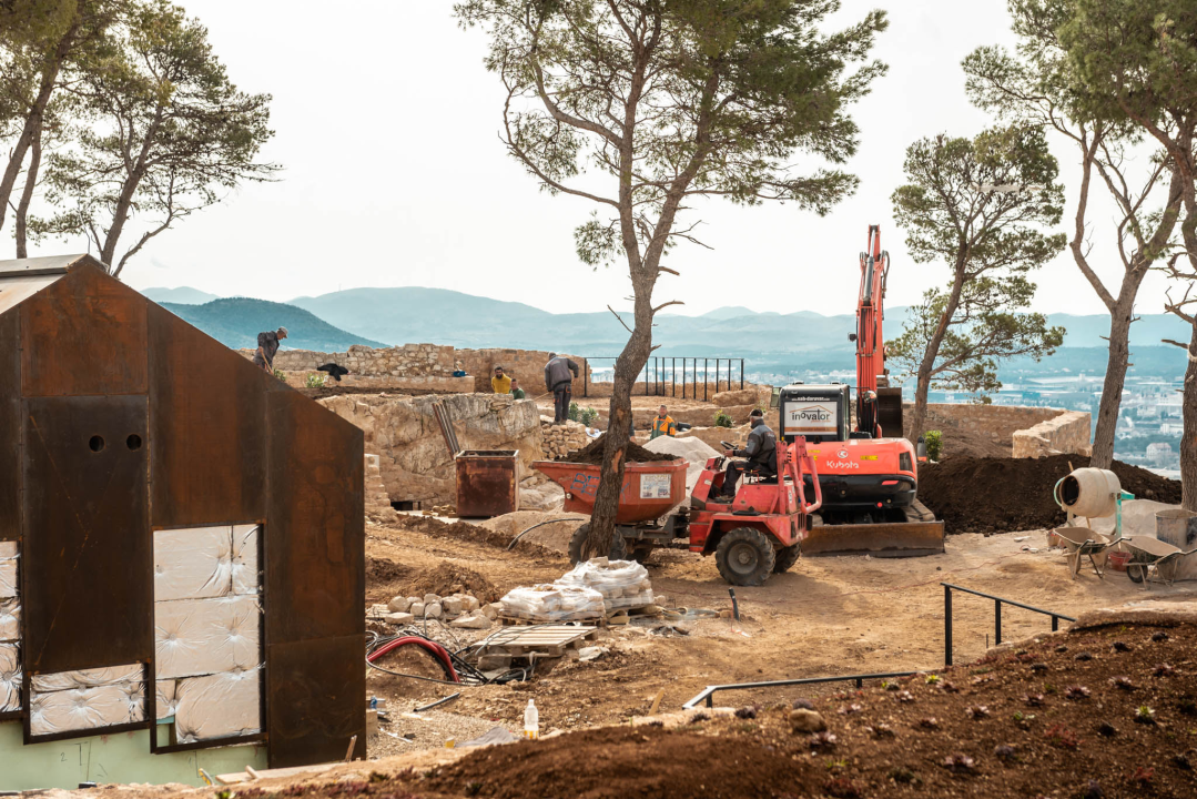 Sv. Ivan u niskom startu: Sređuju se zelene površine, stiže namještaj za dvorane, a uređenje parkinga će pričekati 