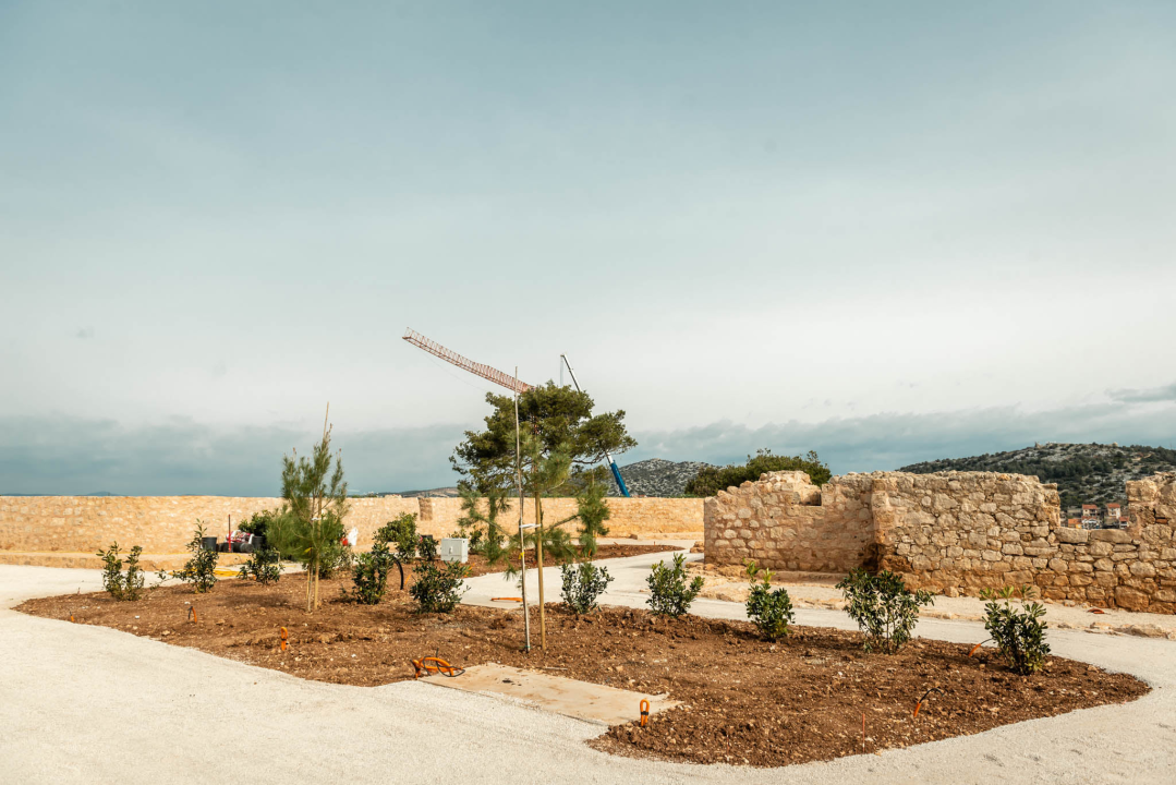 Sv. Ivan u niskom startu: Sređuju se zelene površine, stiže namještaj za dvorane, a uređenje parkinga će pričekati 