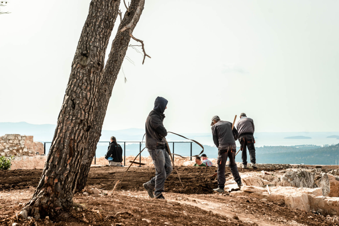 Sv. Ivan u niskom startu: Sređuju se zelene površine, stiže namještaj za dvorane, a uređenje parkinga će pričekati 