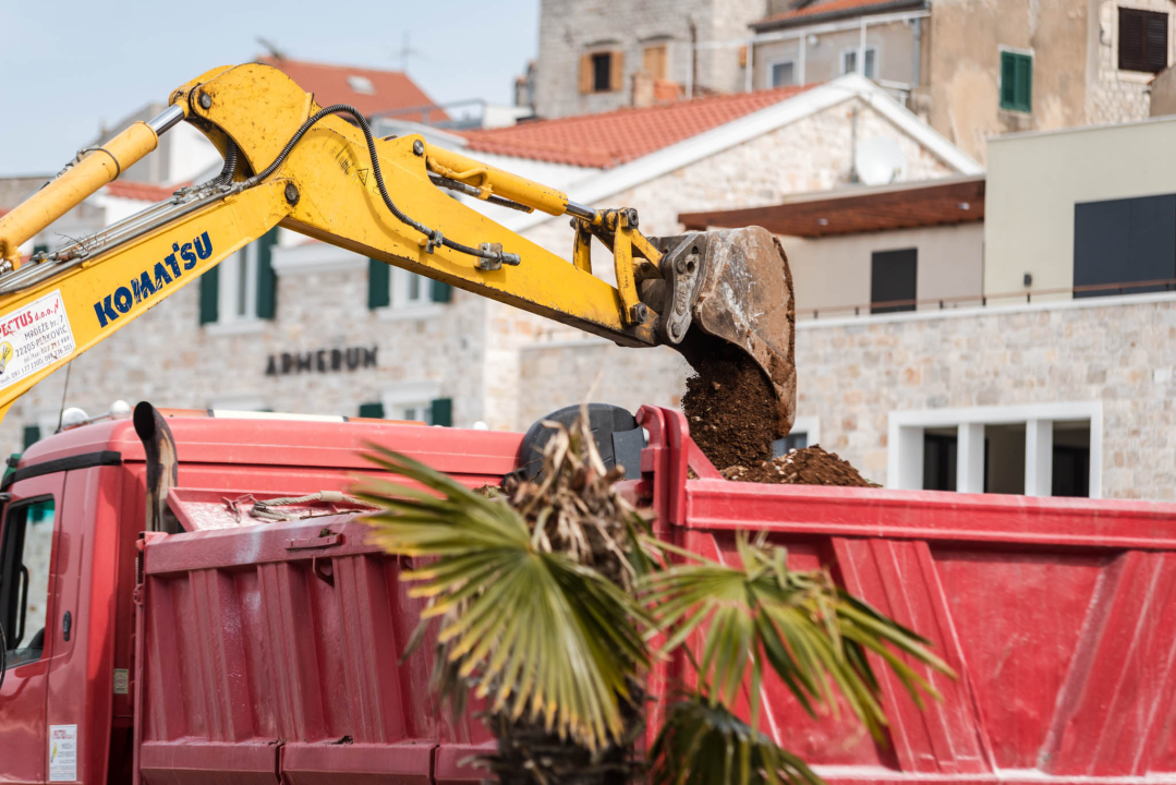 Mehanizacija stigla i u Dolac: Nastavlja se zamjena javne rasvjete na šibenskoj rivi