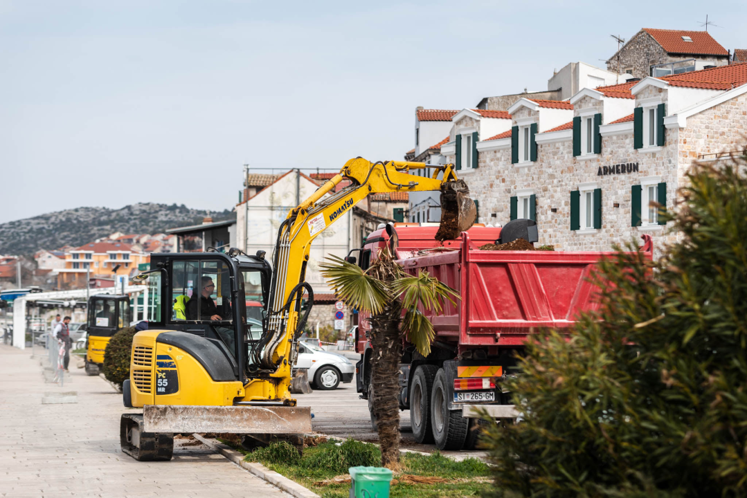Mehanizacija stigla i u Dolac: Nastavlja se zamjena javne rasvjete na šibenskoj rivi