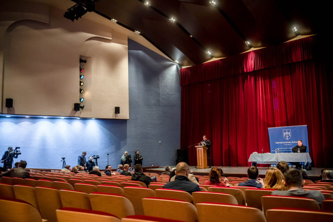 Prilično loša predstava na sjednici Županijske skupštine u drniškom kinu: Bilo je i kokica 