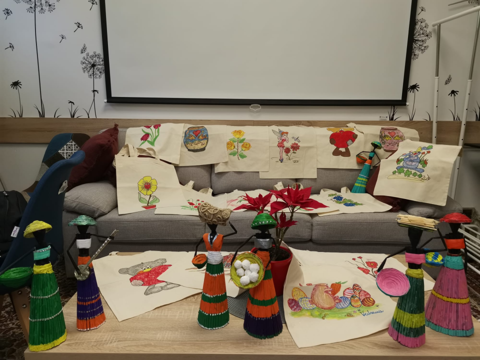 Šibenske umirovljenice izradile platnene vrećice za Udrugu Liga protiv raka i Udrugu Aurora  